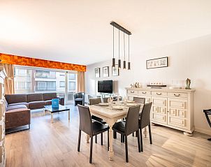 Stijlvolle woonkamer van Permieres Loges vakantiehuis in Sint-Idesbald, West-Vlaanderen, met moderne inrichting en veel natuurlijk licht.