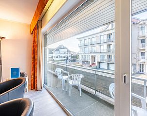 Geniet van het uitzicht vanaf het balkon van Permieres Loges, een vakantiehuis in Sint-Idesbald, West-Vlaanderen, Belgi.