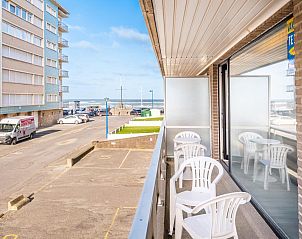 Geniet van het zeezicht vanaf het balkon van Permieres Loges, een vakantiehuis in Sint-Idesbald, West-Vlaanderen, Belgi.