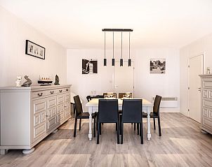 Stijlvolle eetkamer in Permieres Loges vakantiehuis, Sint-Idesbald, West-Vlaanderen, met moderne inrichting en sfeervolle verlichting.