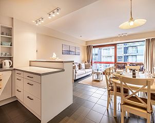 Anais drittes Ferienhaus in Sint-Idesbald, Westflandern, bietet ein helles und gerumiges Wohnzimmer mit moderner Kche und gemtlicher Essecke.