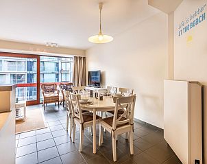 Gemtliches Esszimmer in Anais third, einem Ferienhaus in Sint-Idesbald, Westflandern, mit Balkonblick und moderner Einrichtung.