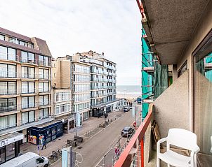Blick vom Balkon von Anais dritter Ferienwohnung in Sint-Idesbald, Westflandern, mit Blick auf das Meer und die belebte Strae.