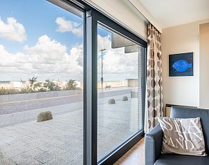 Uitzicht vanuit La Digue vakantiehuis in Sint-Idesbald, West-Vlaanderen, Belgi met een panoramisch zeezicht en moderne binnenruimte.