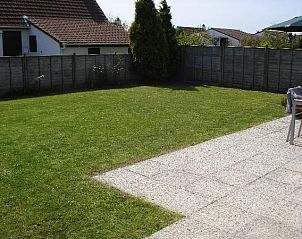 Spacious garden at cottage for 6 people in Bredene, West Flanders, ideal for relaxation.