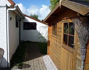 Cottage for 6 people in Bredene, West Flanders with charming wooden barn and path.