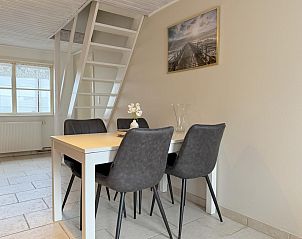 Gemtliche Kche und Essbereich im Ferienhaus Bella Casa, Ramskapelle, Westflandern, Belgien, mit Holzschrnken und einem groen Esstisch.