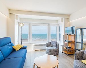 Lichte woonkamer van vakantiehuis Reno - 0701 in Middelkerke, Belgi, met panoramisch uitzicht op zee en comfortabele zithoek.