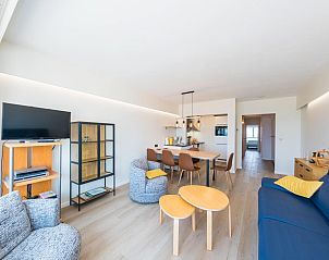 Gezellige binnenruimte van vakantiehuis Reno - 0701 in Middelkerke, West-Vlaanderen, met moderne inrichting en comfortabele zithoek.