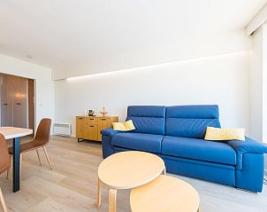 Moderne woonkamer in vakantiehuis Reno - 0701 in Middelkerke, West-Vlaanderen met comfortabele blauwe bank en houten meubels.
