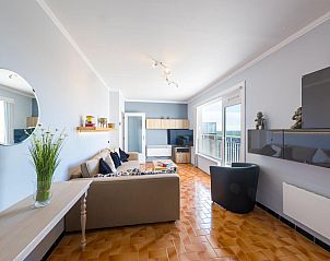 Stilvolles Wohnzimmer des Ferienhauses Wimbledon A - 0803 in Middelkerke, Westflandern, mit moderner Einrichtung und Blick auf die Kste.