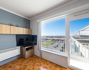 Das Ferienhaus Wimbledon A - 0803 in Middelkerke bietet einen freien Blick vom modern eingerichteten Wohnzimmer mit groen Fenstern.