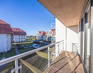 Helles Ess- und Wohnzimmer von Green Garden Block 1 - 0204, Ferienhaus in Middelkerke, Westflandern, mit groen Fenstern und komfortablen Mbeln.