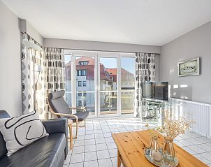 Gerumiges Wohnzimmer von Green Garden Block 1 - 0204 in Middelkerke, Westflandern, Ferienhaus mit komfortabler Sitzecke und Essbereich.