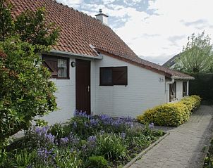 Exterior fisherman's cottage 76 in Middelkerke, Belgian coast, surrounded by flowering garden and rustic charm.