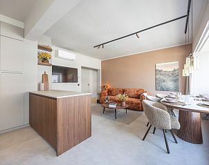 Stijlvolle woonkamer in vakantiehuis Suzanne - 0501, Middelkerke, West-Vlaanderen, met moderne keuken en gezellige zithoek.