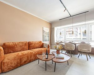 Stijlvolle woonkamer van vakantiehuis Suzanne - 0501 in Middelkerke, West-Vlaanderen met comfortabele bank en eetruimte.