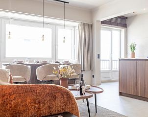 Stijlvolle binnenruimte van vakantiehuis Suzanne - 0501 in Middelkerke, West-Vlaanderen, met lichte eetkamer en moderne keuken.