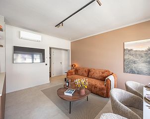 Gezellige woonkamer in vakantiehuis Suzanne - 0501 in Middelkerke, West-Vlaanderen, met comfortabele bank en moderne inrichting.
