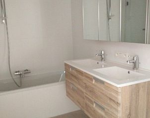 Moderne badkamer met dubbele wastafel in Vakantiehuis Alegria, Westende, Belgi.