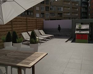 Ruim terras met ligstoelen bij Vakantiehuis Alegria in Westende, Belgi.