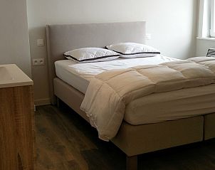 Comfortabele slaapkamer met tweepersoonsbed in Vakantiehuis Alegria, Westende, Belgi.