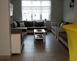 Ruime zithoek met moderne inrichting in Vakantiehuis Alegria, Westende, West-Vlaanderen.