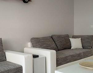 Stijlvolle banken in de woonkamer van Vakantiehuis Alegria, Westende, Belgi.