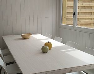 Eetkamer met grote tafel en veel licht in Vakantiehuis Alegria, Westende, Belgi.