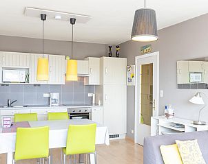 Moderne Kche und Essbereich im Ferienhaus Con Amore - 0403, Westende, Belgien, mit stilvoller Einrichtung und bequemen Sitzgelegenheiten.