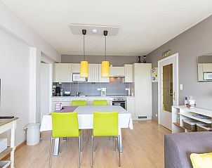 Moderne Kche und Essbereich im Ferienhaus Con Amore - 0403 in Westende, Westflandern, Belgien, mit hellen Akzenten und funktionalen Mbeln.