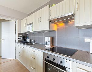 Moderne Kche im Ferienhaus Con Amore - 0403 in Westende, Westflandern, Belgien mit schlichten Schrnken und Gerten.