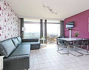 Stijlvolle woonkamer van Appartement Studio 604 in Bredene, Belgi, met modern interieur en uitzicht op het terras en omgeving.