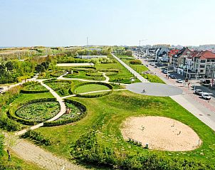 Uitzicht op de groene omgeving van Appartement Studio 604 in Bredene, West-Vlaanderen, met nabijgelegen parken en kustlijn.
