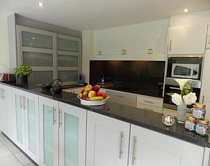 Moderne keuken in vakantiehuis Frontzate in Diksmuide, West-Vlaanderen, Belgi. Stijlvolle inrichting met ruime werkbladen en apparatuur.