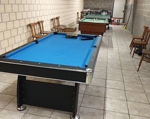 Speelruimte met biljarttafels in vakantiehuis de Pypegale, Lo-Reninge, ideaal voor ontspanning.