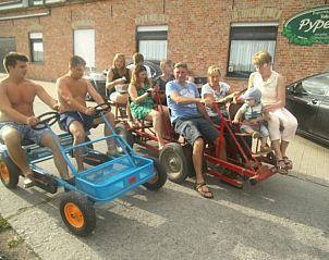 Familie plezier met trapkarren bij vakantiehuis de Pypegale in Lo-Reninge, West-Vlaanderen.