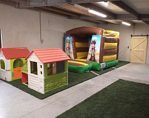 Kindvriendelijke speelruimte met springkussen in vakantiehuis de Pypegale, Lo-Reninge.