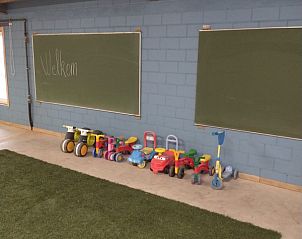 Speelruimte met kinderfietsen en krijtborden in vakantiehuis de Pypegale, Lo-Reninge.