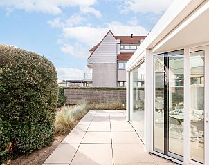 Veranda van vakantiehuis La Perle in Oostduinkerke, West-Vlaanderen, met uitzicht op de tuin en moderne architectuur.