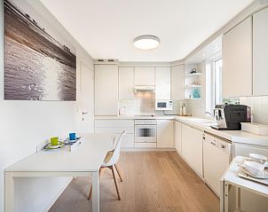 Moderne keuken in vakantiehuis La Perle, Oostduinkerke, West-Vlaanderen met lichte inrichting en eetruimte voor een comfortabele vakantie.
