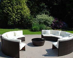 Comfortabele buitenlounge bij 't Urselgoed vakantiehuis in Ursel, Oost-Vlaanderen voor ontspanning.