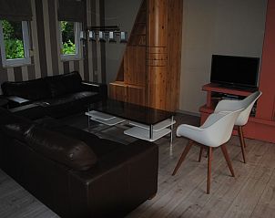 Gezellige woonkamer van 't Urselgoed vakantiehuis in Ursel, Oost-Vlaanderen met moderne inrichting.