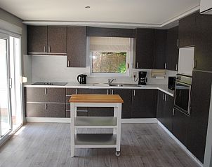 Moderne keuken in 't Urselgoed vakantiehuis in Ursel, Oost-Vlaanderen met alle voorzieningen.
