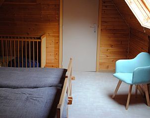Knusse slaapkamer in 't Urselgoed vakantiehuis in Ursel, Oost-Vlaanderen met houten interieur.