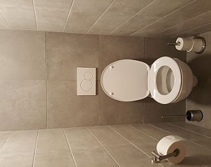 Strak ontworpen toilet in 't Urselgoed vakantiehuis in Ursel, Oost-Vlaanderen met minimalistisch design.