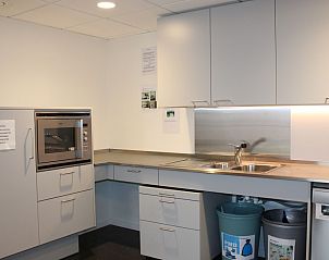 Volledig uitgeruste keuken in DE KLEPPE vakantiehuis Brakel, Oost-Vlaanderen met moderne apparaten.