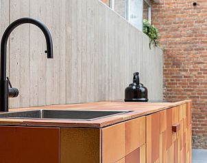 Moderne keuken van Vakantiehuis in Sint-Pauwels, Belgi, met strak design en warme tinten.