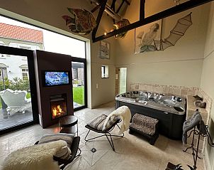 Ontspan in het luxe wellnessgedeelte van Vakantiehuis Einzigartiger Wellness-Bauernhof in Wichelen, Oost-Vlaanderen, met jacuzzi en open haard.