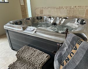 Ontspan in de luxe jacuzzi van Vakantiehuis Einzigartiger Wellness-Bauernhof in Wichelen, Oost-Vlaanderen, een perfecte wellnesservaring.